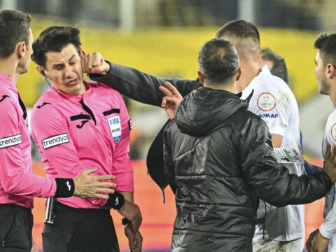 Umut Meler punched by Faruk Koca following Ankaragucu’s 1-1 draw with Rizespor