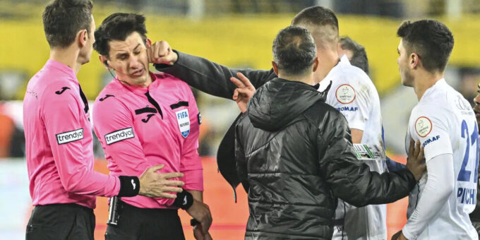 Umut Meler punched by Faruk Koca following Ankaragucu’s 1-1 draw with Rizespor